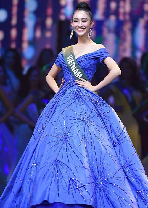 Trong đêm chung kết Miss Earth 2017, bộ  đầm dạ hội của Hà Thu đã giúp cô trông lộng lẫy và nổi bật giữa “một rừng” thí sinh tỏa sắc. Đây cũng chính là thiết kế độc đáo mà NTK Lê Thanh Hòa đã tâm huyết giành cho cô.